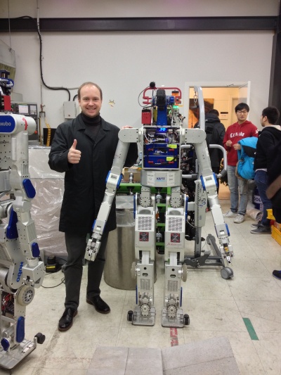 Константин Яковлев с роботом победителем Darpa Robot Challenge 2015. В лаборатории HUBO Lab, KAIST, Korea. Декабрь 2015.